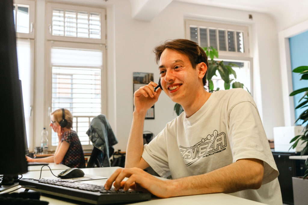 Mann spricht lächelnd ins Headset