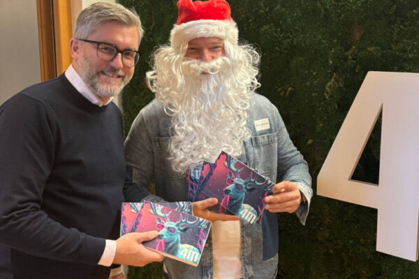 GF der 4M verteilt Adventskalender