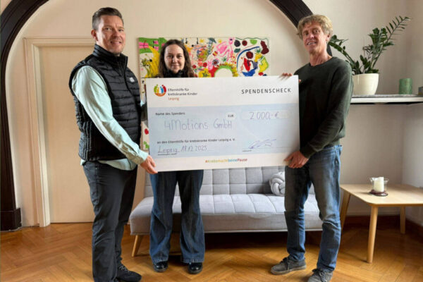 4Motions überreicht Spendenscheck