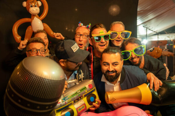 Feiernde Kollegen auf der 4Motions Jubiläumsfeier